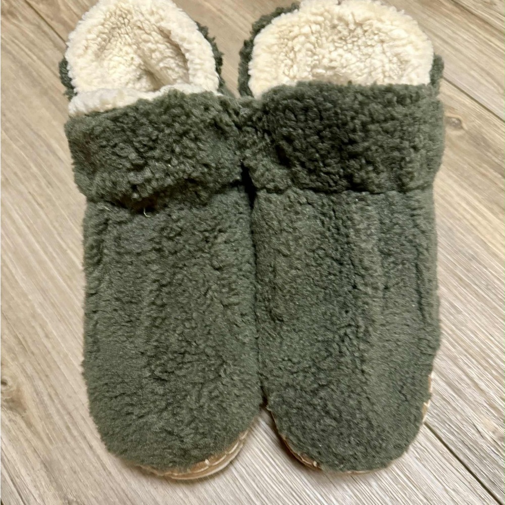 LL Bean Cozy Green  Women’s Slippers - Picture 2 of 8